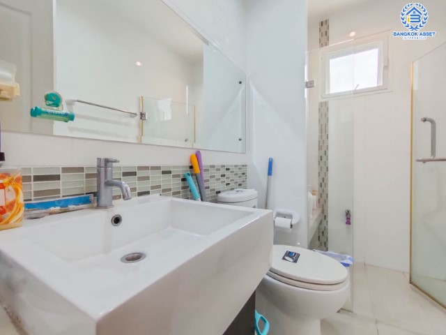 *****บ้านเดี่ยวมือสองย่านกรุงเทพฯ ม.เอ็นริช พาร์ค กาญจนาภิเษก เนื้อที่กว้างขวางมากถึง 118.30 ตร.ว. ฟังก์ชัน 4 ห้องนอน 4 ห้องน้ำ ที่จอดรถ 4 คัน บ้านสวย ทำเลดี พร้อมเข้าอยู่ บนทำเลแห่งการเดินทาง ใกล้รถไฟฟ้าสายสีน้ำเงิน "สถานีหลักสอง" และทางด่วน "ศรีรัช"